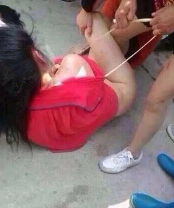 重庆：小三遭原配当街暴打 内衣被疯狂扒开露出下体（组图/视频）