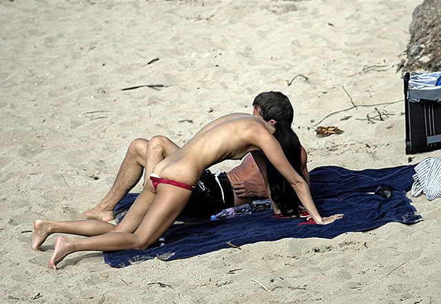 章子怡和外国男友在沙滩亲密照