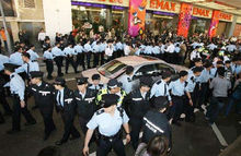 陈冠希在数百名警察保护下离开