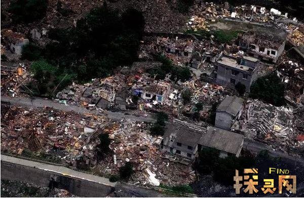 汶川地震不敢曝光的事，汶川地震前兆的天眼/佛光(图片)