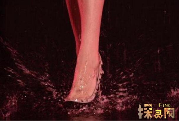 雨中女郎为什么恐怖？画布竟然被人下毒让人产生幻觉