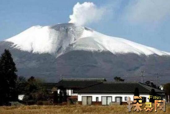 富士山酒店灵异事件，旅客半夜梳头遭遇镜子鬼（被吓傻）