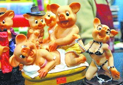 郑州流氓猪石雕事件：2002年在江汉路查处的“流氓猪”摆件。